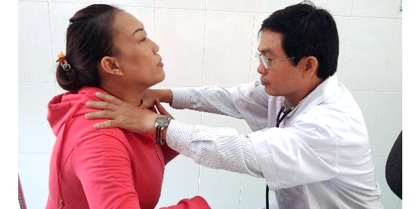 Người bệnh gặp khó khăn trong việc cử động vùng cổ